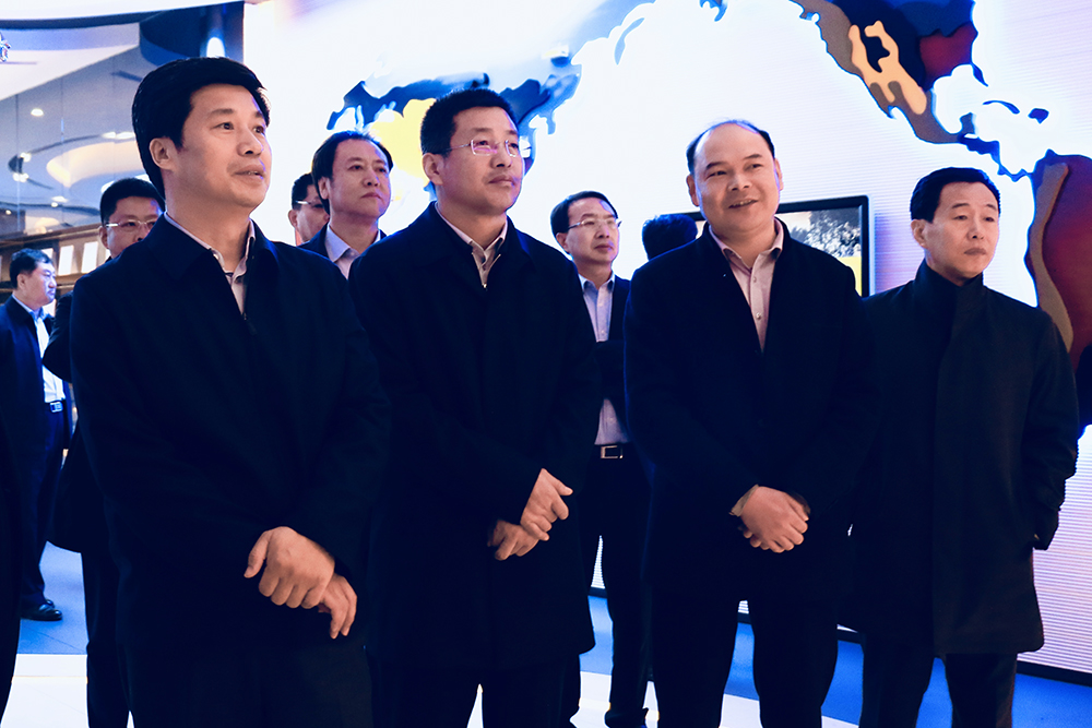 金育森副省長(zhǎng)一行查看公司展開的國(guó)際合作介紹.jpg